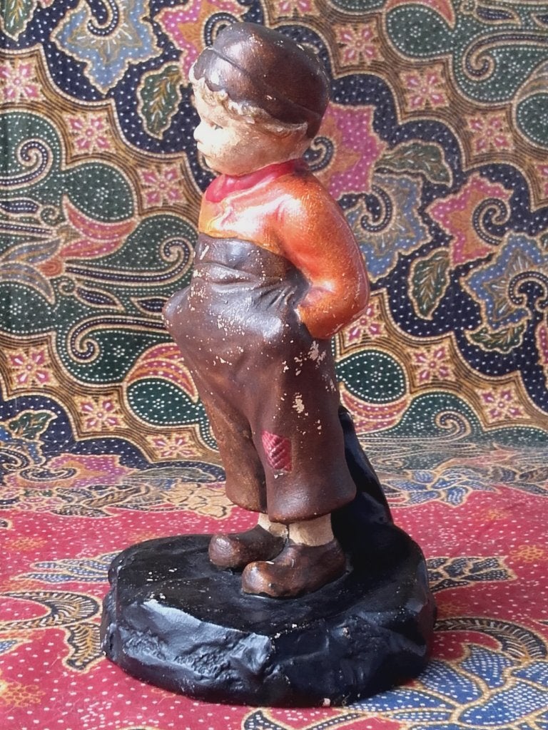 Origineel antiek beeldje uit Engeland van een jongen 18,8 cm, Antiek en Kunst, Ophalen of Verzenden
