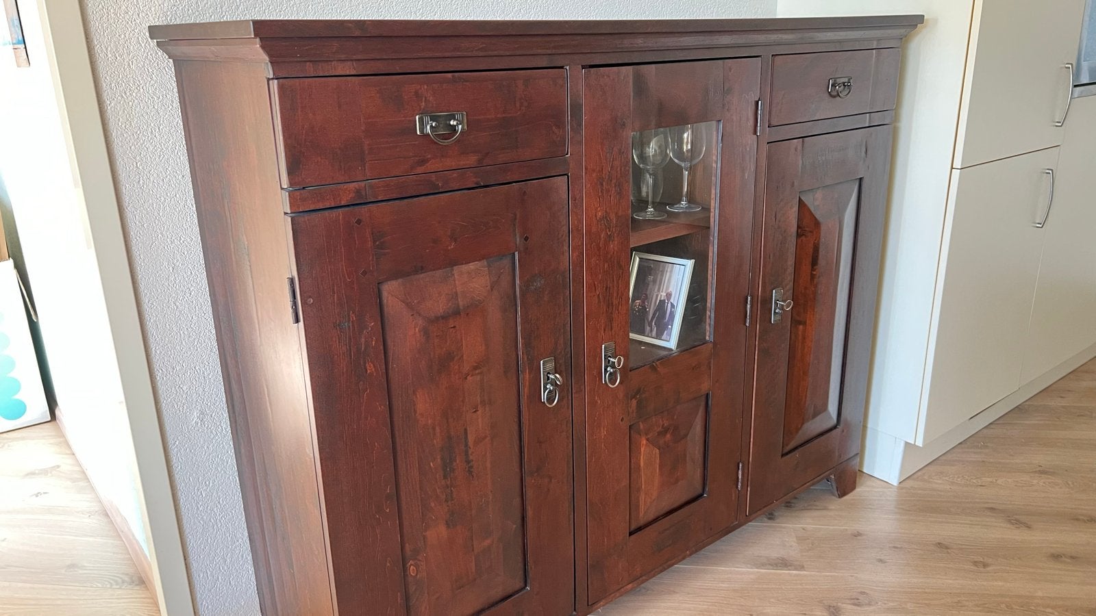 Massief houten dressoir met lades en glazen vitrine, Ophalen, 150 tot 200 cm, Zo goed als nieuw, Met lade(s)