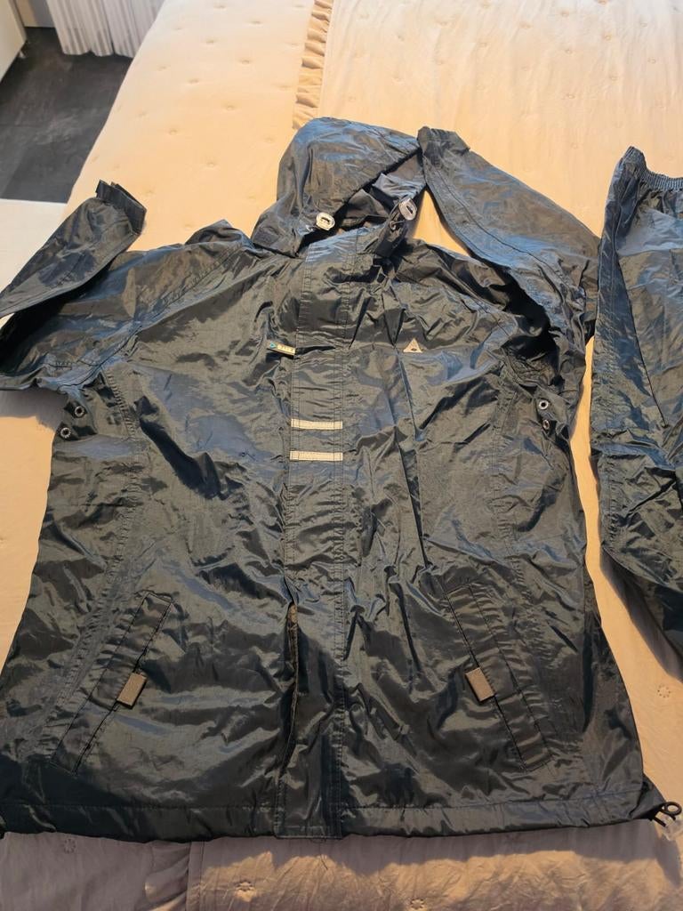 Donkerblauw regenpak, maat 176, Caravans en Kamperen, Regenkleding, Ophalen of Verzenden, Zo goed als nieuw