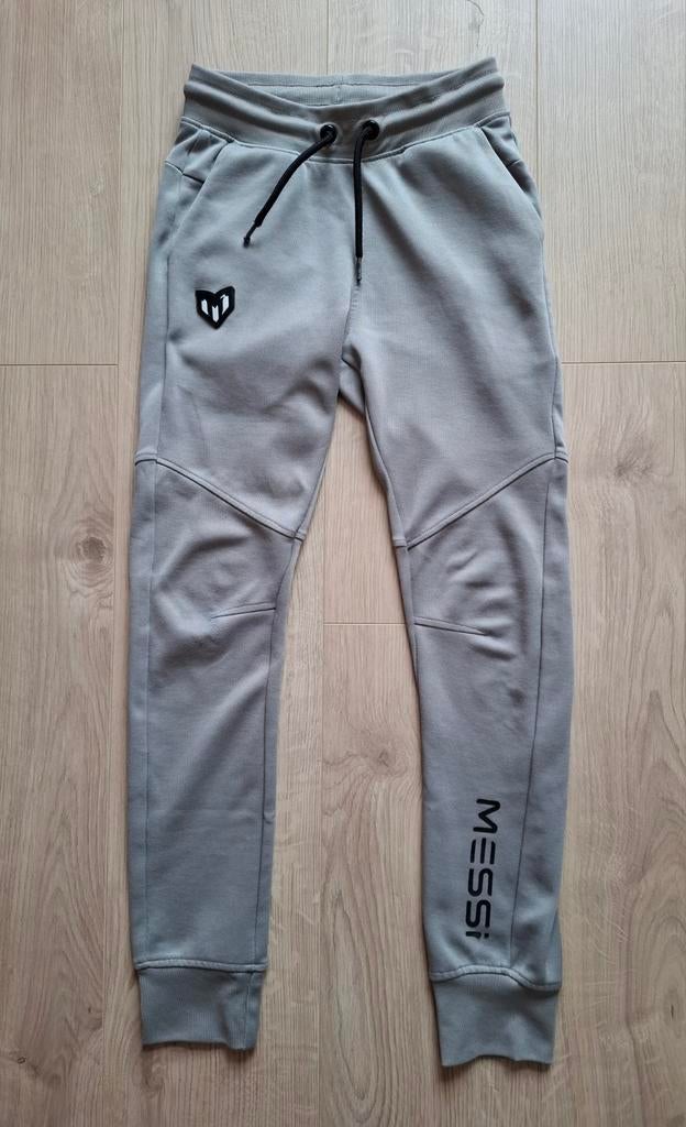 Stoere grijze broek (Messi). Maat 134/140, Ophalen of Verzenden, Jongen, Broek