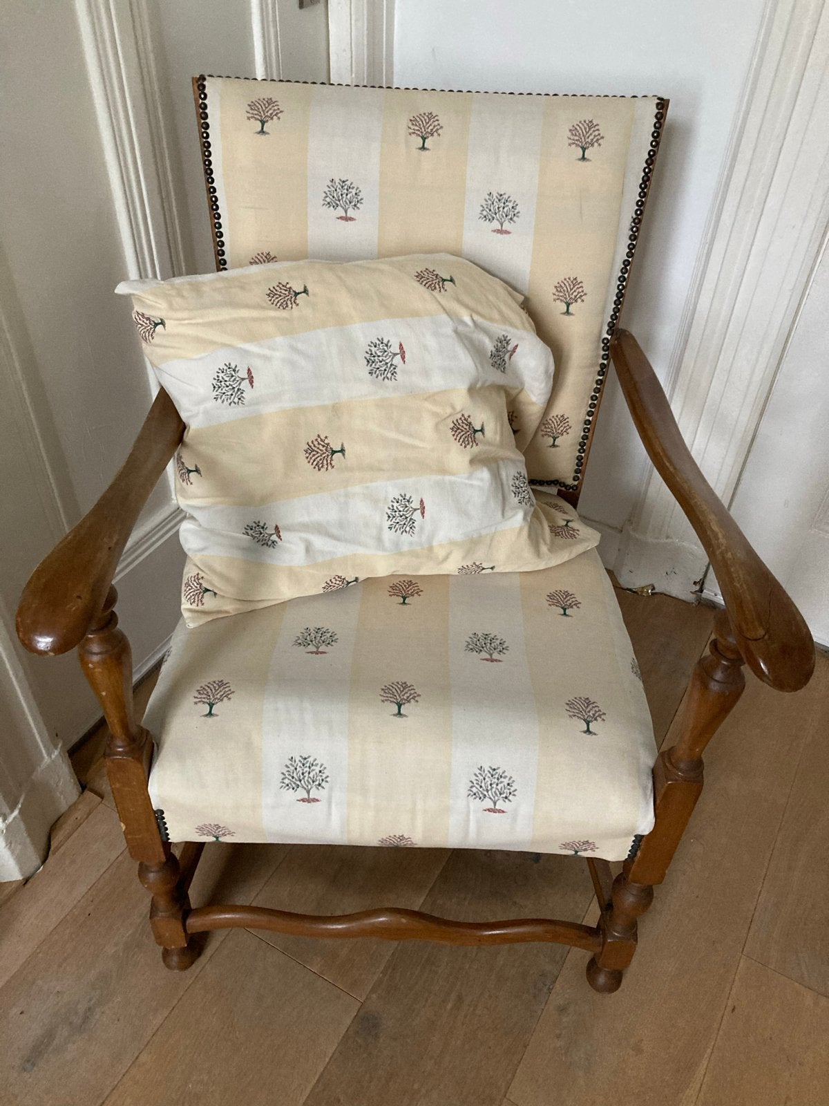 Vintage oude houten stoel met gestreepte bekleding, Ophalen, Gebruikt, Bruin, Eén
