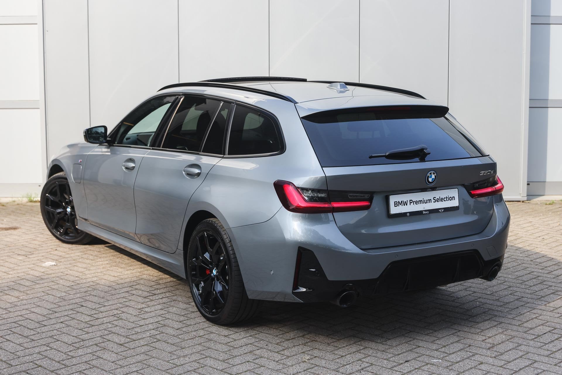 BMW 3 Serie Touring 330e M Sport Automaat / Trekhaak / Panor, Auto's, Achterwielaandrijving, Gebruikt, 4 cilinders, Met garantie (alle)
