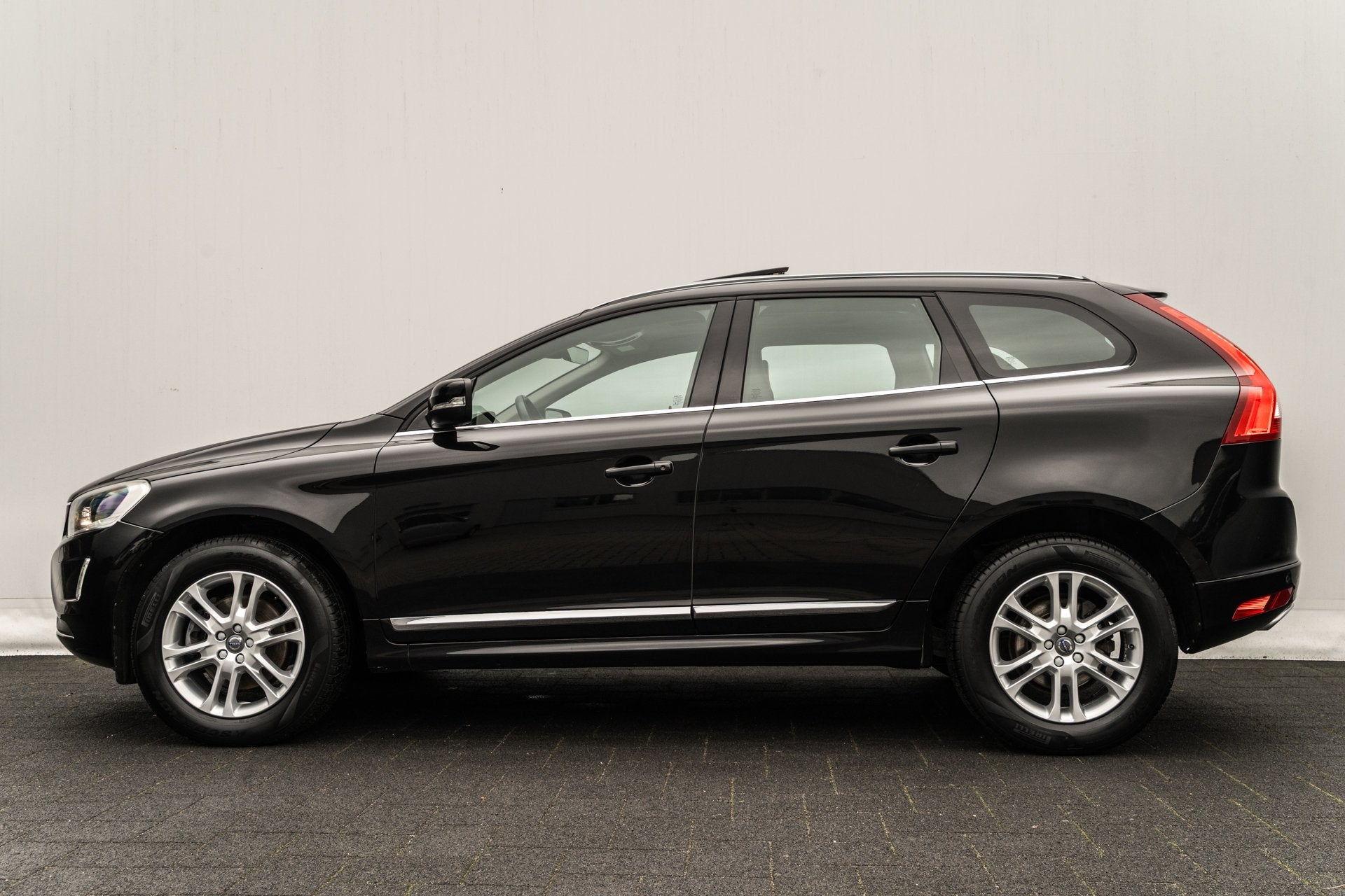 Volvo XC60 2.0 D4 FWD Summum | Panoramadak | Leder | Memory, Auto's, 1969 cc, Zwart, Leder, Bedrijf