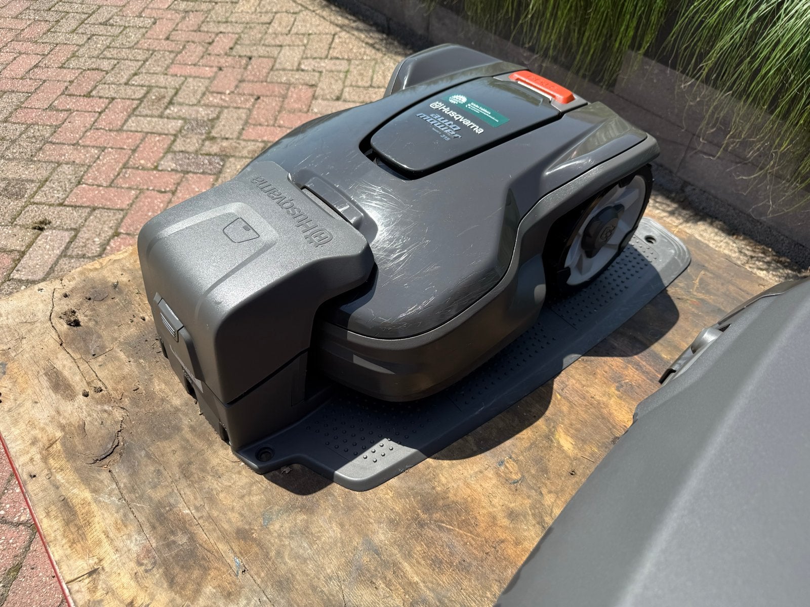 Husqvarna 315 Automower - Zeer weinig gemaaid, incl. afdak, Ophalen, Zo goed als nieuw, Accu-grasmaaier