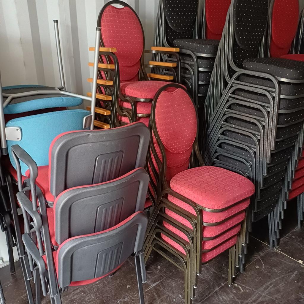 14 x rode stapelstoelen stackchairs partij stoelen, Ophalen, Gebruikt, Bruin, Vijf, Zes of meer stoelen