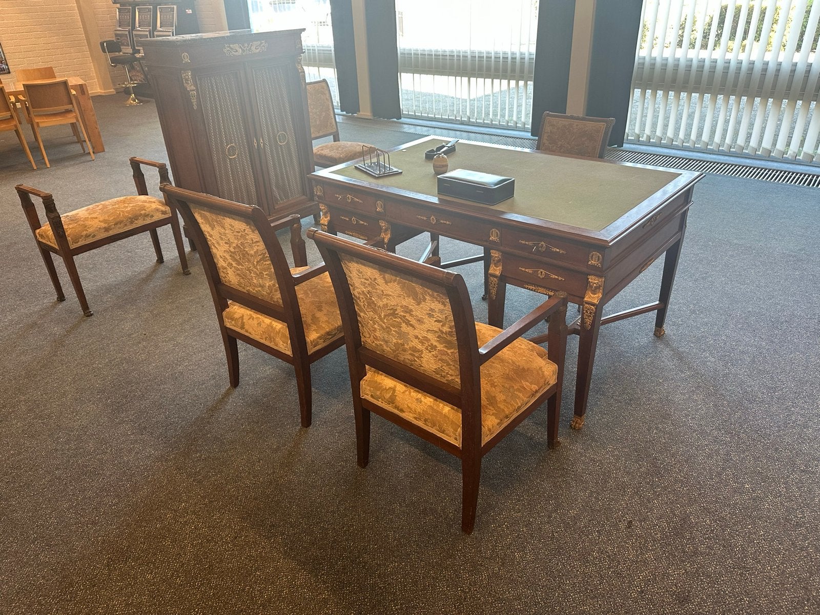 Klassieke kantoormeubel set: bureau, stoelen, kasten, bankje, Ophalen