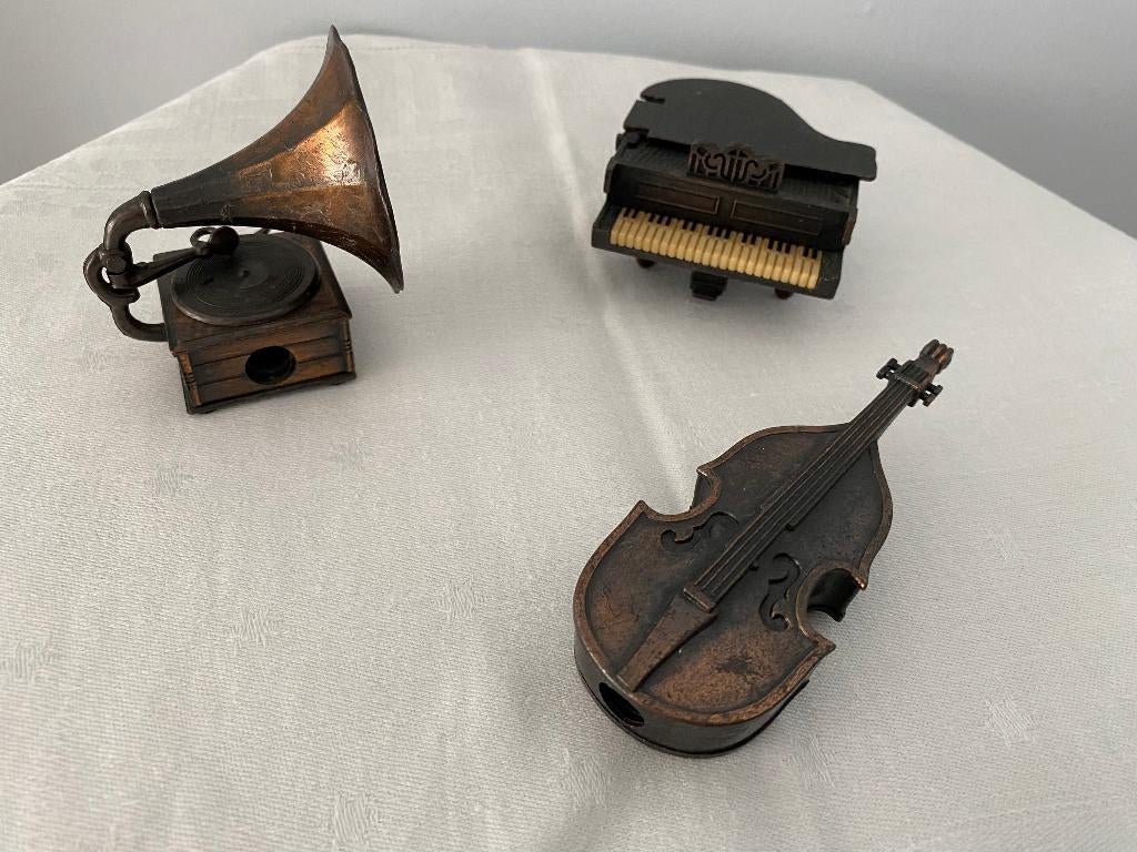 3 "muzikale" puntenslijpers en 1 model bureau, Verzamelen, Verzenden, Gebruikt