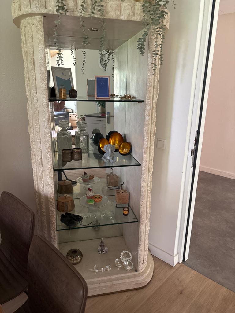 Elegante vitrinekast met glazen planken en spiegelwand, Huis en Inrichting, Kasten | Vitrinekasten, Ophalen, Met plank(en), 50 tot 100 cm