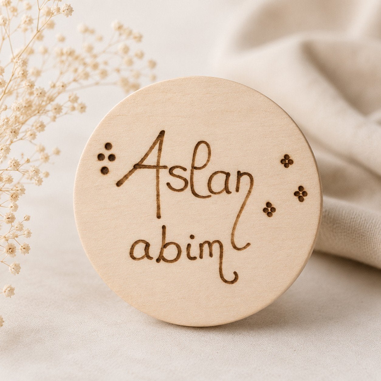 Handgemaakt houtgebrand bordje 'Aslan Abim' - 10cm, Hobby en Vrije tijd, Knutselen, Nieuw, Overige typen, Ophalen of Verzenden