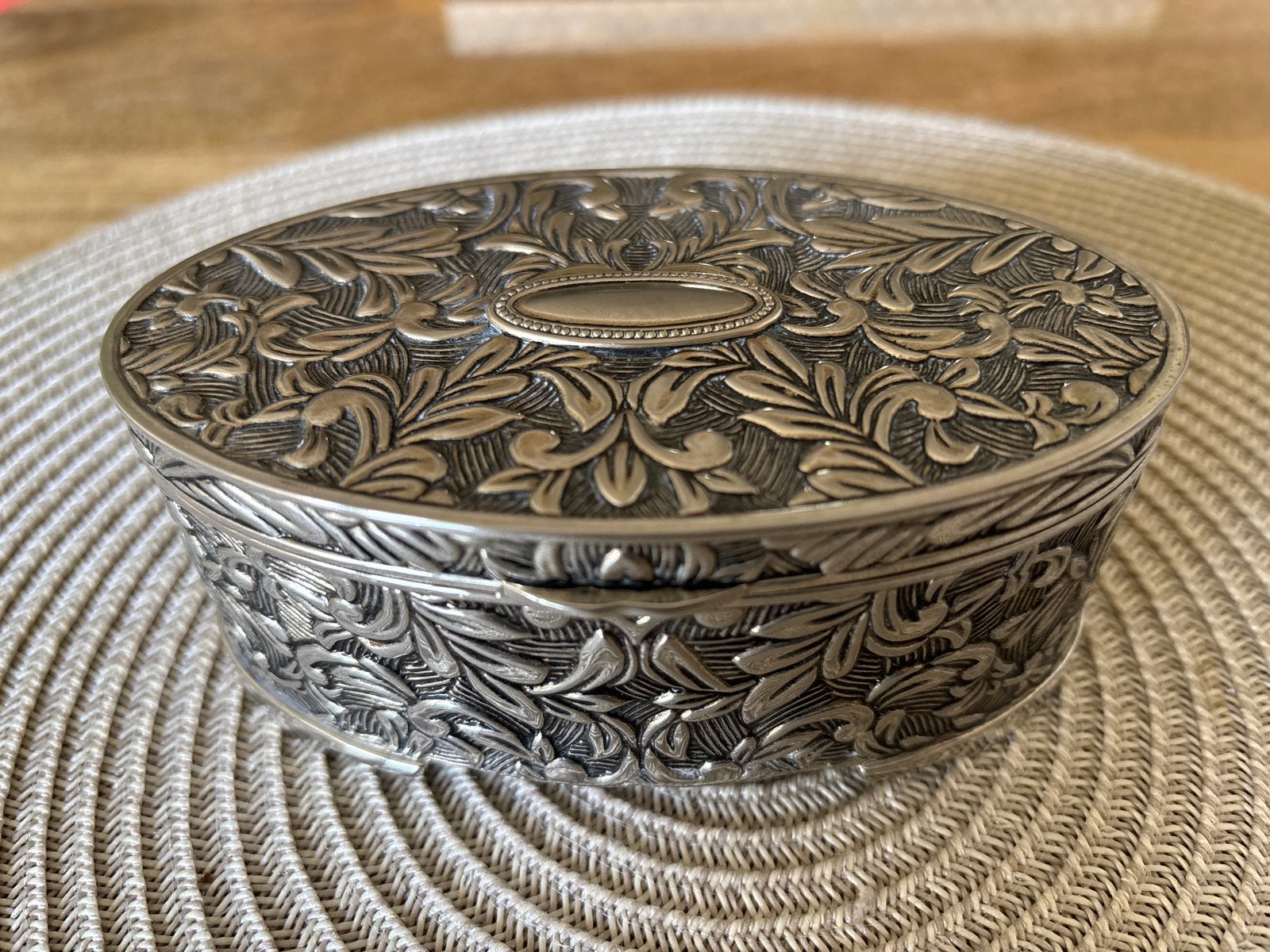 Ovale zilverkleurige sieradendoos met bloemmotief, Antiek en Kunst, Ophalen of Verzenden, Zilver
