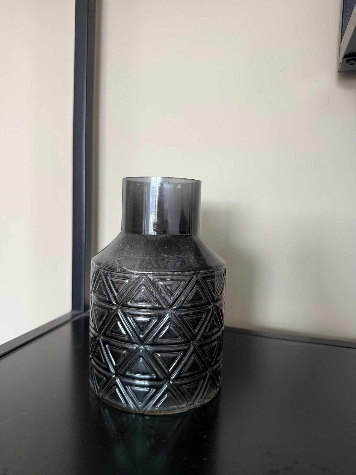 Donkere glazen vaas met geometrisch patroon, Huis en Inrichting, Woonaccessoires | Vazen, Ophalen, Gebruikt, Glas