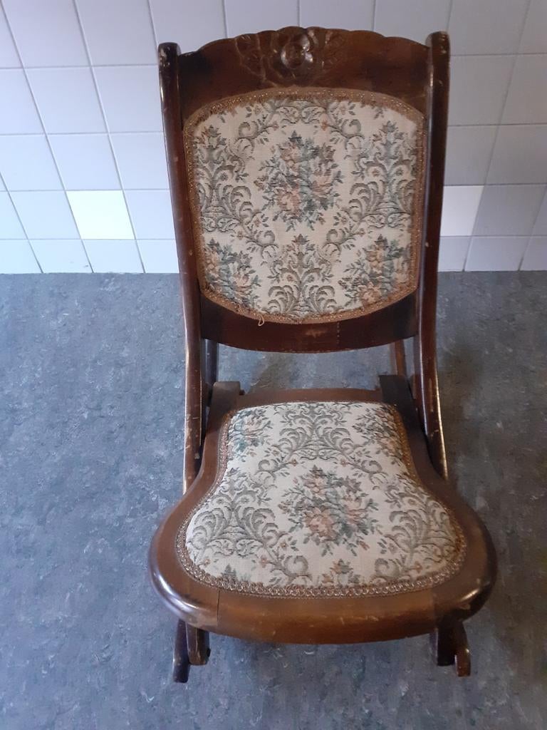 Antieke schommelstoel met bloemenpatroon, Ophalen