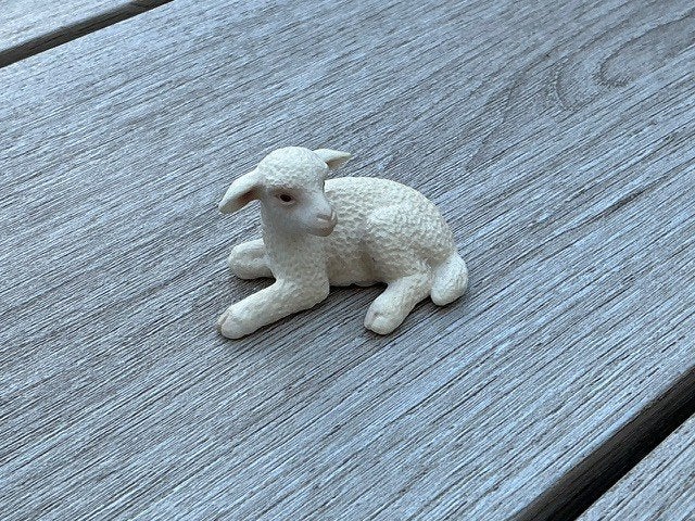 Schleich 13285 wit liggend lammetje, Verzamelen, Dierenverzamelingen, Ophalen of Verzenden, Zo goed als nieuw, Boerderijdier, Beeldje of Figuurtje