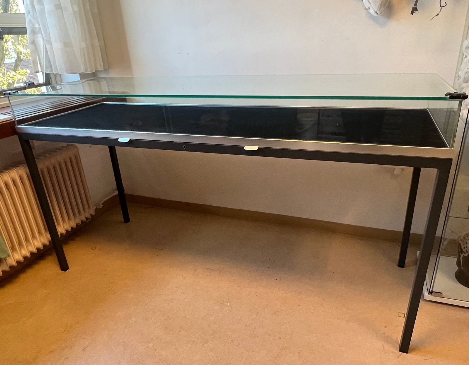 Glazen toonbank/winkelvitrine met zwart metalen onderstel, Ophalen, Zo goed als nieuw