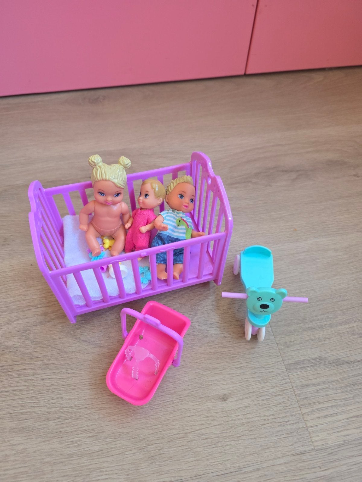 Barbie Kelly poppen met wiegje en accessoires, Ophalen of Verzenden, Gebruikt, Barbie