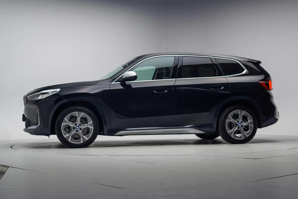 BMW iX1 xDrive30 313pk Launch Edition 67 kWh 3-fase [ LED Ad, Auto's, Automaat, 0 cilinders, Gebruikt, Zwart