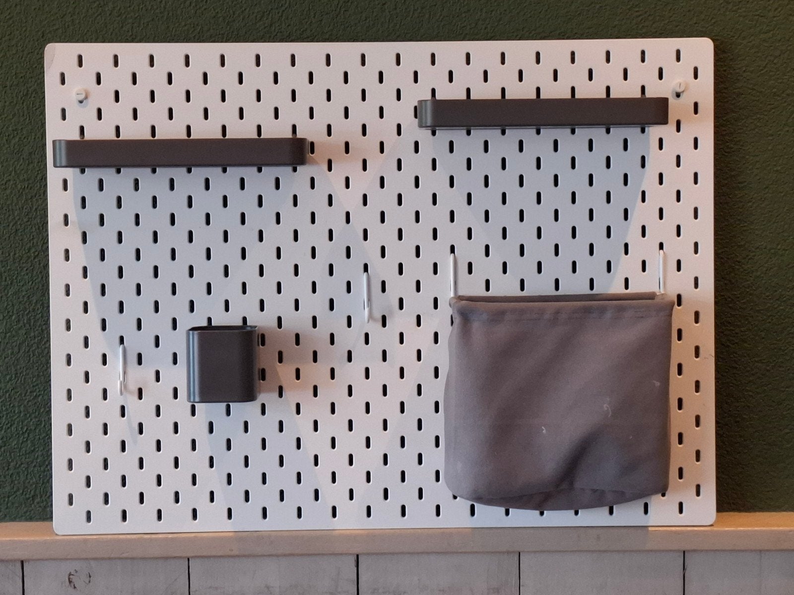 IKEA SKÅDIS Bureaubord Ophangbord 76x56 cm met accessoires, Ophalen of Verzenden, Gebruikt