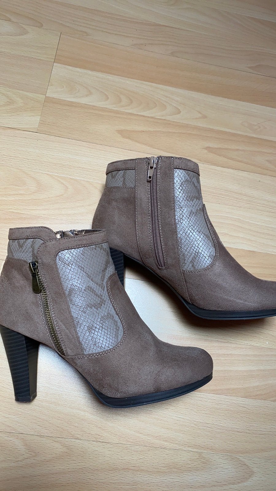 Nieuw taupe kleurige laarsjes hakken maat 41 slangenprint, Ophalen of Verzenden, Nieuw, Overige kleuren, Lage of Enkellaarzen