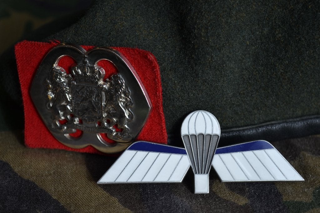 Metalen parawing B, Verzamelen, Ophalen of Verzenden, Landmacht, Nederland, Lintje, Medaille of Wings