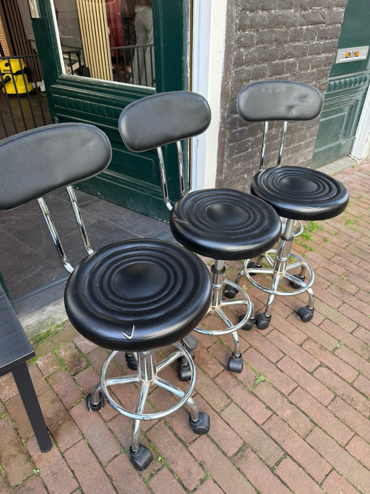 3x salonkruk / salon stools on wheels - €25