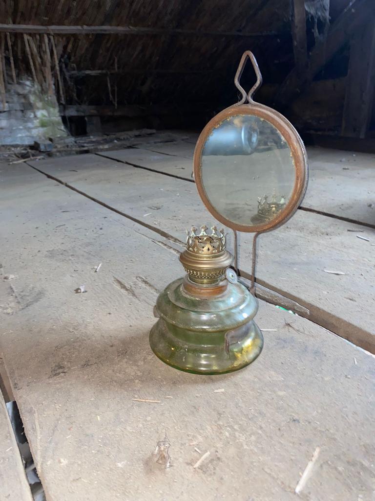 antiek olielamp met spiegeltje