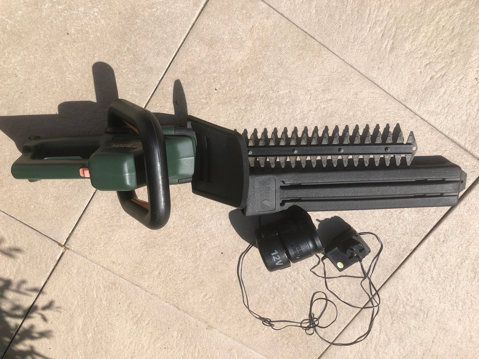 Black & Decker heggenschaar 38cm - accu + lader, Ophalen, Gebruikt, Accu