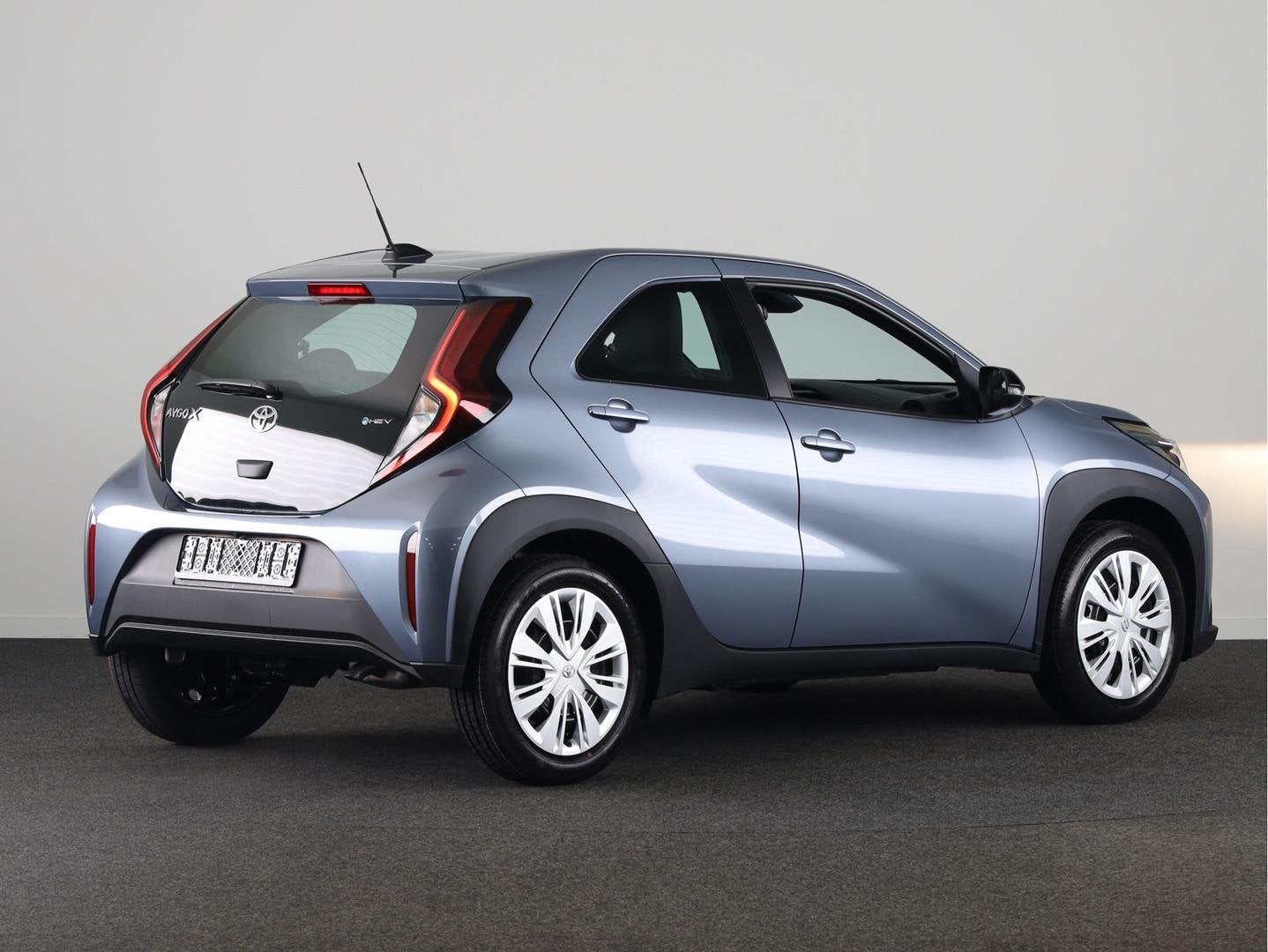 Toyota Aygo X Hybrid 115 play € 500,- inruilpremie!, Stof, Gebruikt, Euro 6, 4 stoelen