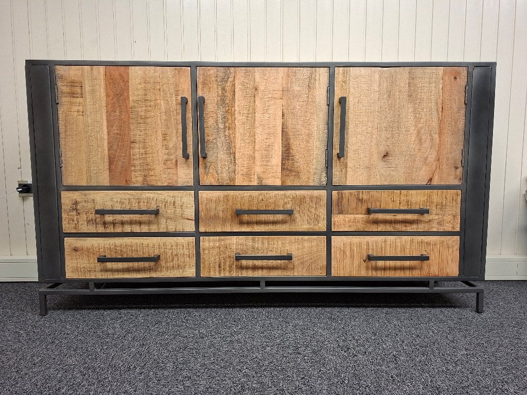 Industrieel dressoir; mangohout en metaal, Huis en Inrichting, Kasten | Dressoirs, Met deur(en), 150 tot 200 cm, Zo goed als nieuw