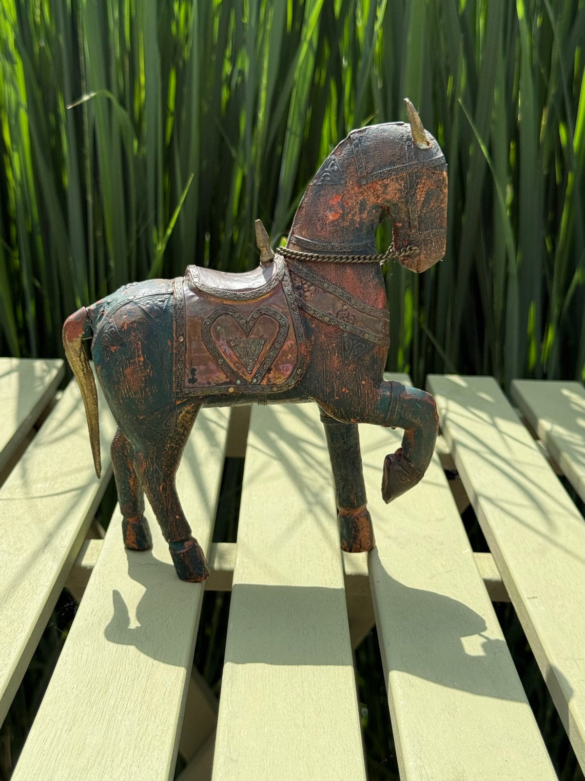 Houten paardenbeeld met metalen beslag, 21 cm hoog, Ophalen of Verzenden, Zoogdier, 20 - 50 cm, Beeld