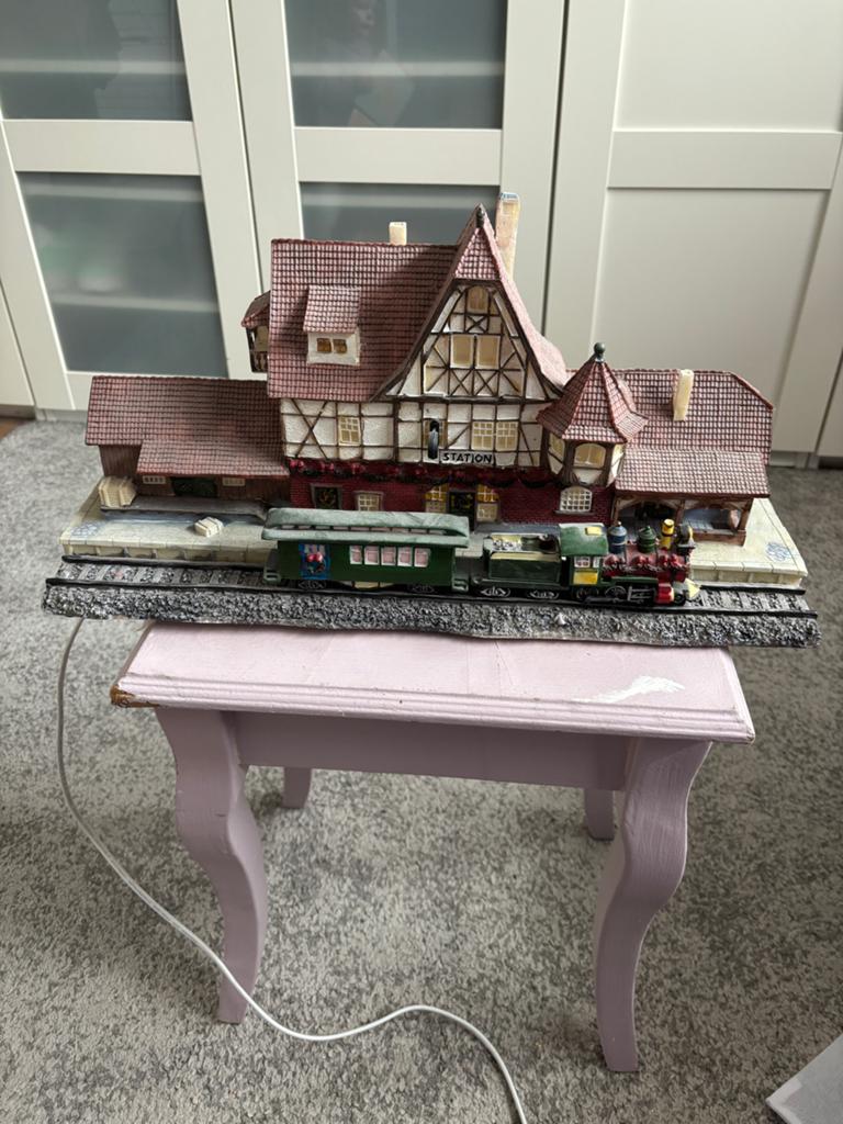 Vintage Kersthuis / Station met Trein - Verlicht, Diversen, Kerst, Gebruikt, Ophalen