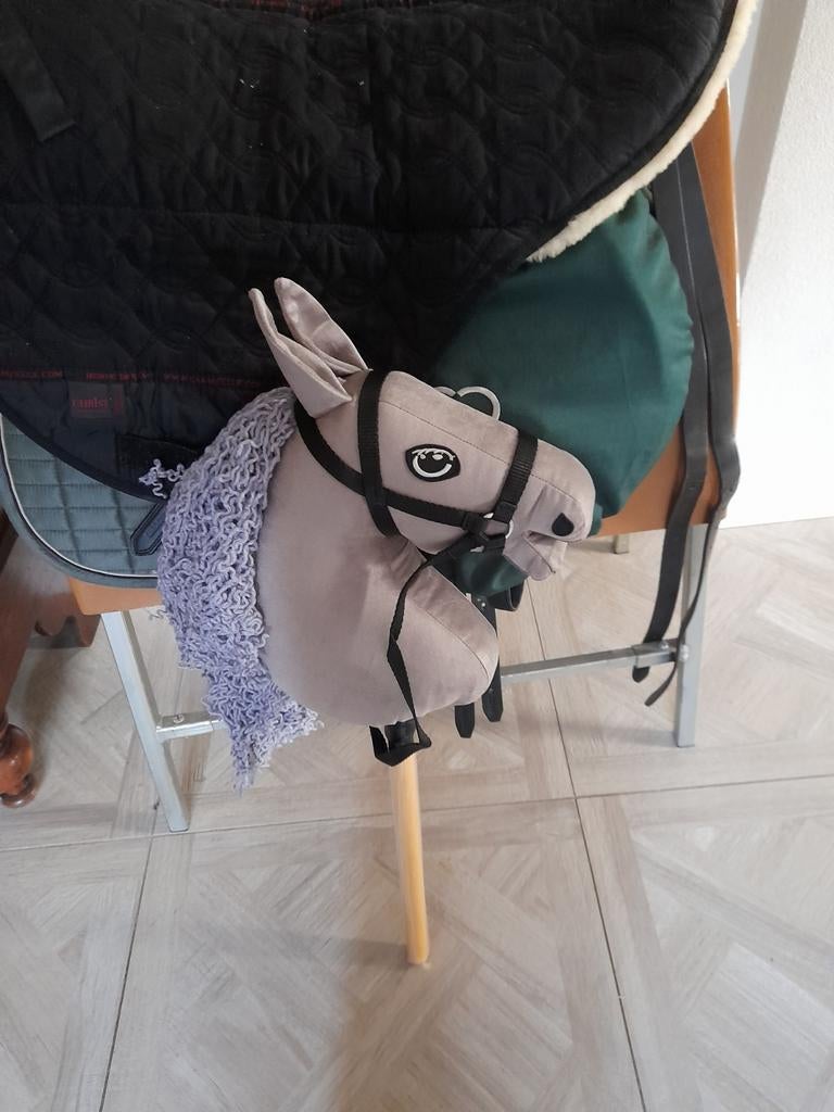 Licht grijze/ zilverkleurige hobby horse, Ophalen of Verzenden, Nieuw, Jongen of Meisje