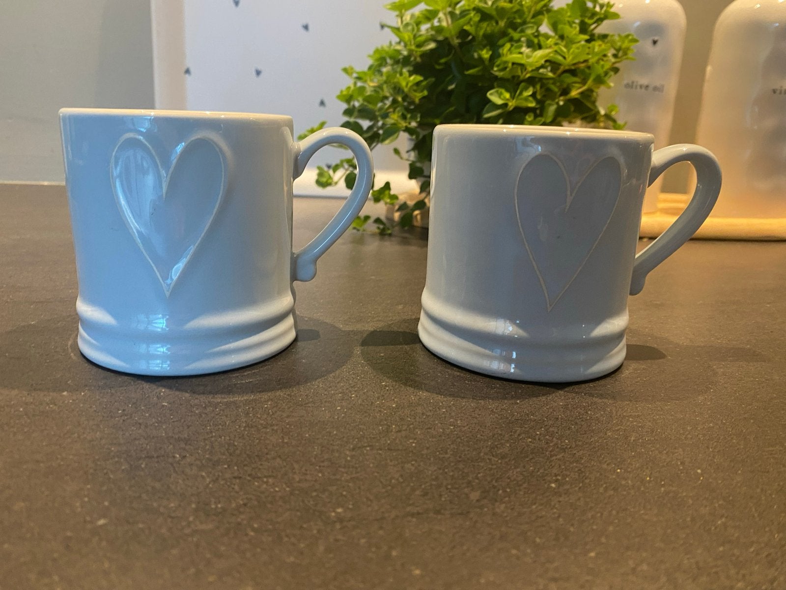 2 lichtblauwe mokken van Bastion Collections met hartje, Huis en Inrichting, Keuken | Servies, Ophalen, Overige merken, Keramiek