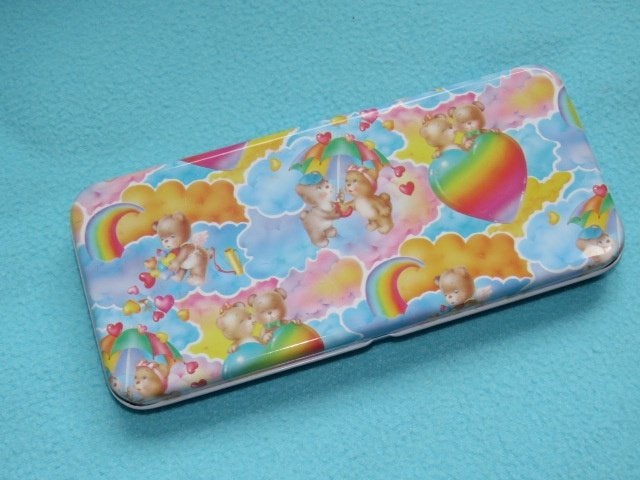 Schattig blikje met troetelbeertjes, hartjes en regenbogen, Ophalen of Verzenden, Gebruikt, Knutselen