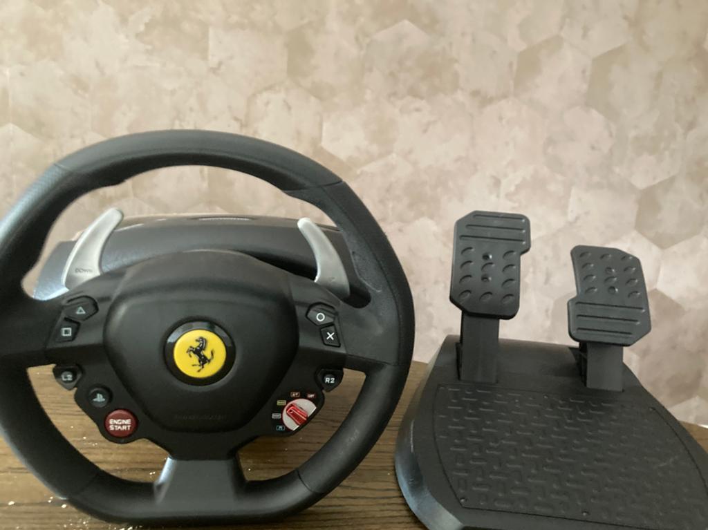 Trustmaster ferrari stuur playstation4 met gaspedalen,stuur, Ophalen, Zo goed als nieuw, Stuurtje of Sportattribuut