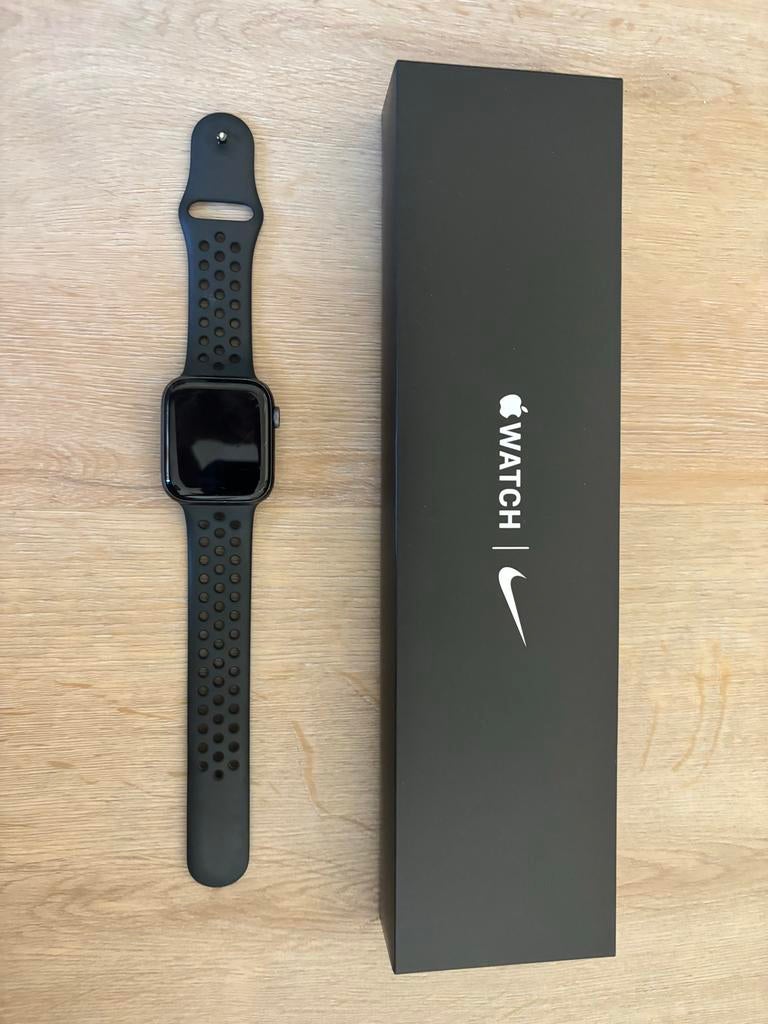 Apple Watch SE 44mm Space Gray Aluminium Nike Sport Band, Sieraden, Tassen en Uiterlijk, Smartwatches, Zwart, IOS, Ophalen of Verzenden