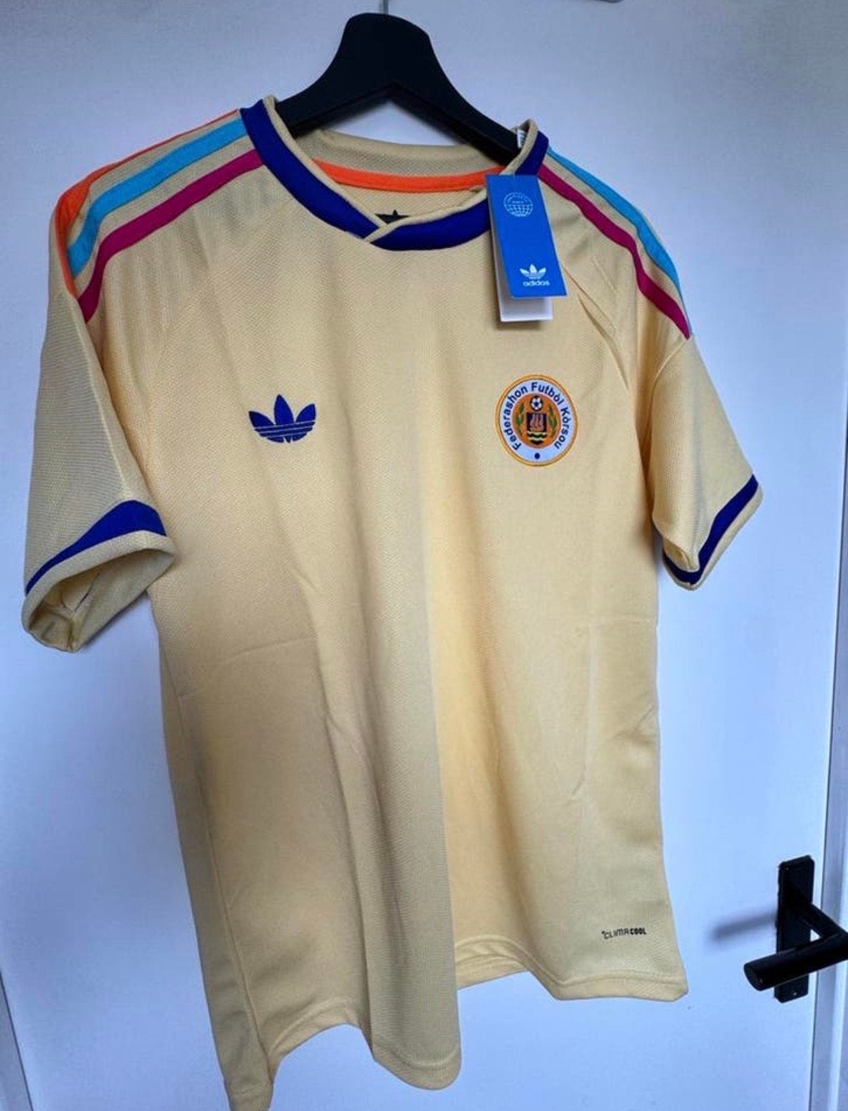 Adidas Curaçao Voetbalshirt Nieuw met labels, Ophalen of Verzenden, Nieuw, Maat 52/54 (L), Geel