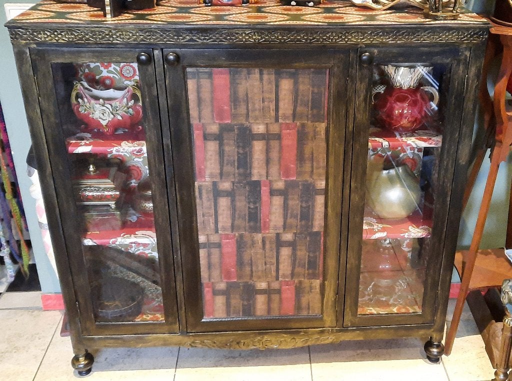 gedecoreerde halfhoge zwarte driedeurs vitrine kast, Ophalen, Met deur(en), 100 tot 150 cm, 100 tot 150 cm
