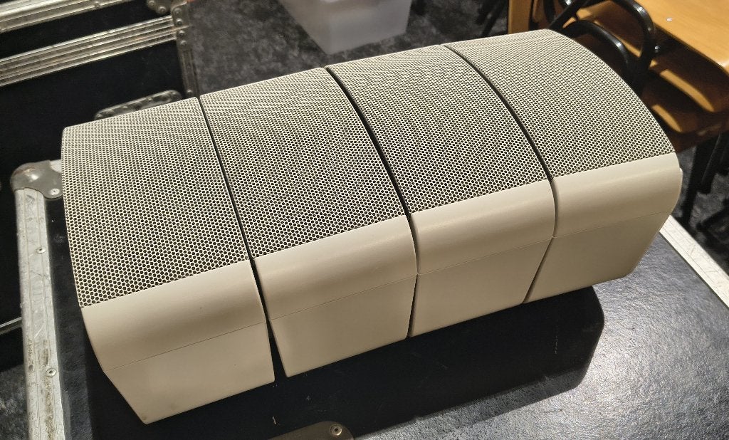 Martin Audio Omniline audio array luidspreker, Gebruikt, Inclusief muurbeugels, Speakerset, Ophalen of Verzenden