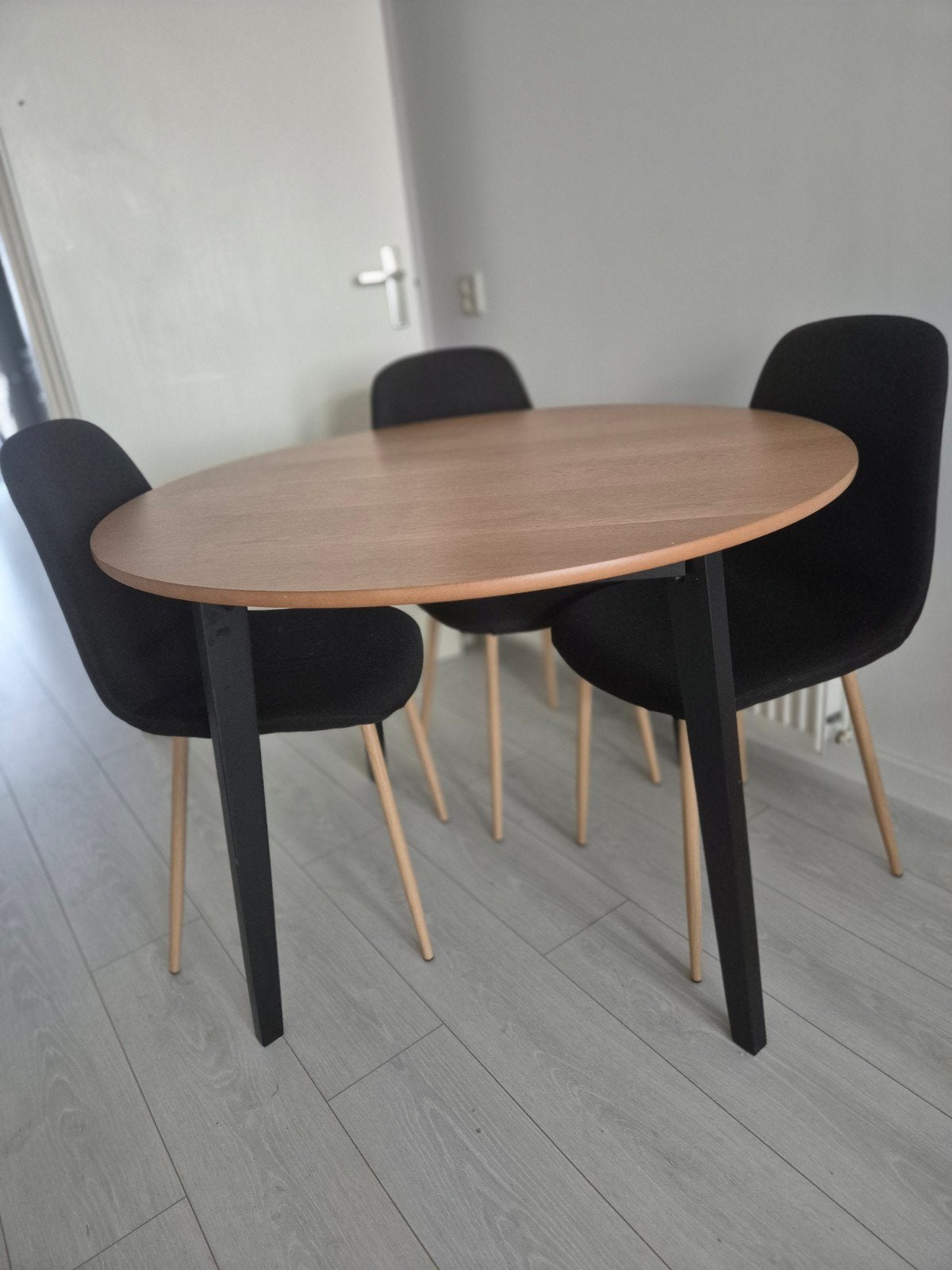 Moderne ronde eettafel met 4 stoelen, Rond, Zo goed als nieuw, Modern, Vier personen