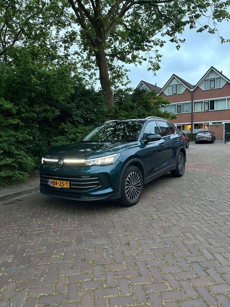 Volkswagen Tiguan 2.0 TDI DSG  ELEGANCE uitvoering, Lichtsensor, 4 cilinders, 2000 kg, Blauw