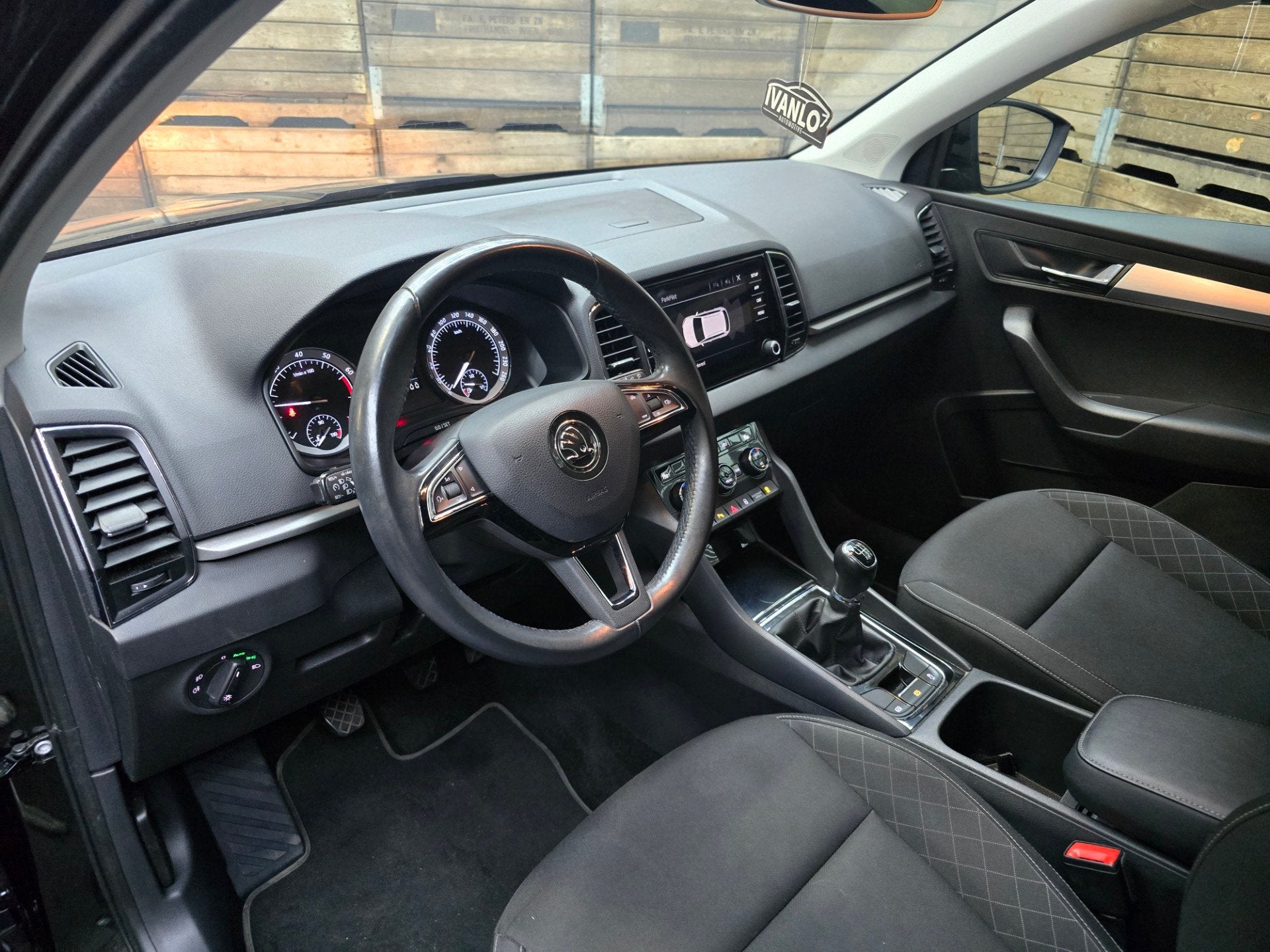 Skoda Karoq 1.0 TSI Ambition Business Navi Carplay trekhaak, Voorwielaandrijving, Stof, Gebruikt, 116 pk