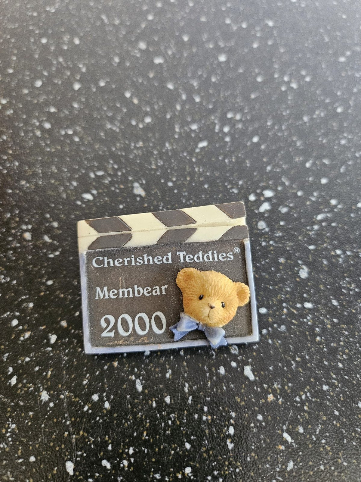 Cherished Teddies broche speld 2000 membear, Ophalen of Verzenden, Zo goed als nieuw, Overige typen, Cherished Teddies