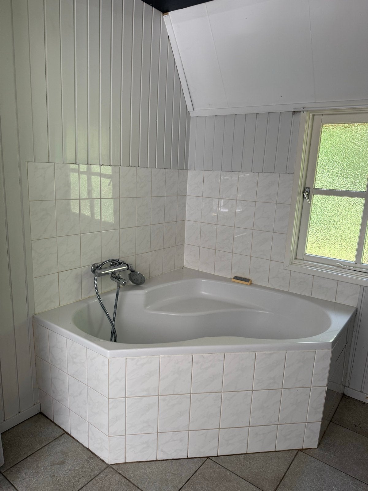 Luxe ruime jacuzzi met diverse bubbelstanden, Ophalen, Gebruikt, Bad