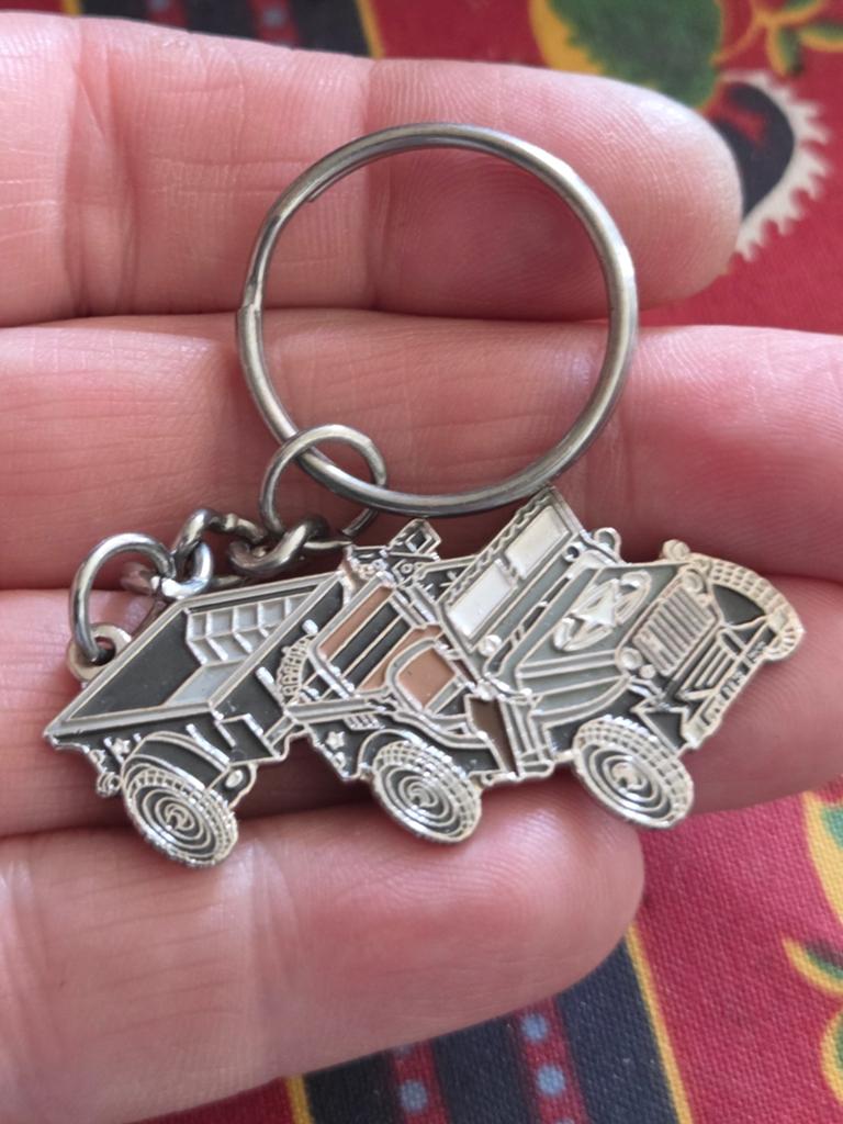 Sleutelhanger met militaire vrachtwagen en aanhanger, Ophalen of Verzenden, Gebruikt, Transport