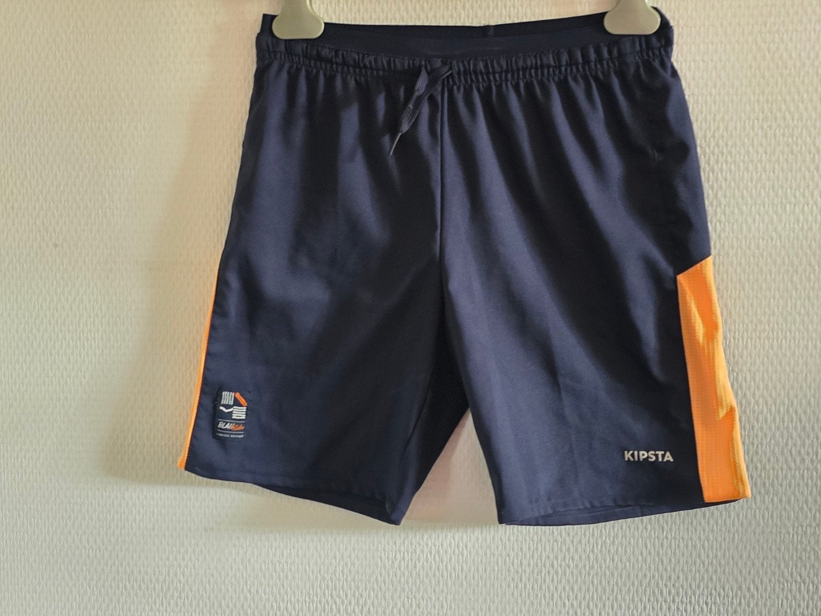 Kipsta kinder sportbroekje - Donkerblauw met oranje maat 128, Gebruikt, Jongen of Meisje, Kipsta, Sport- of Zwemkleding