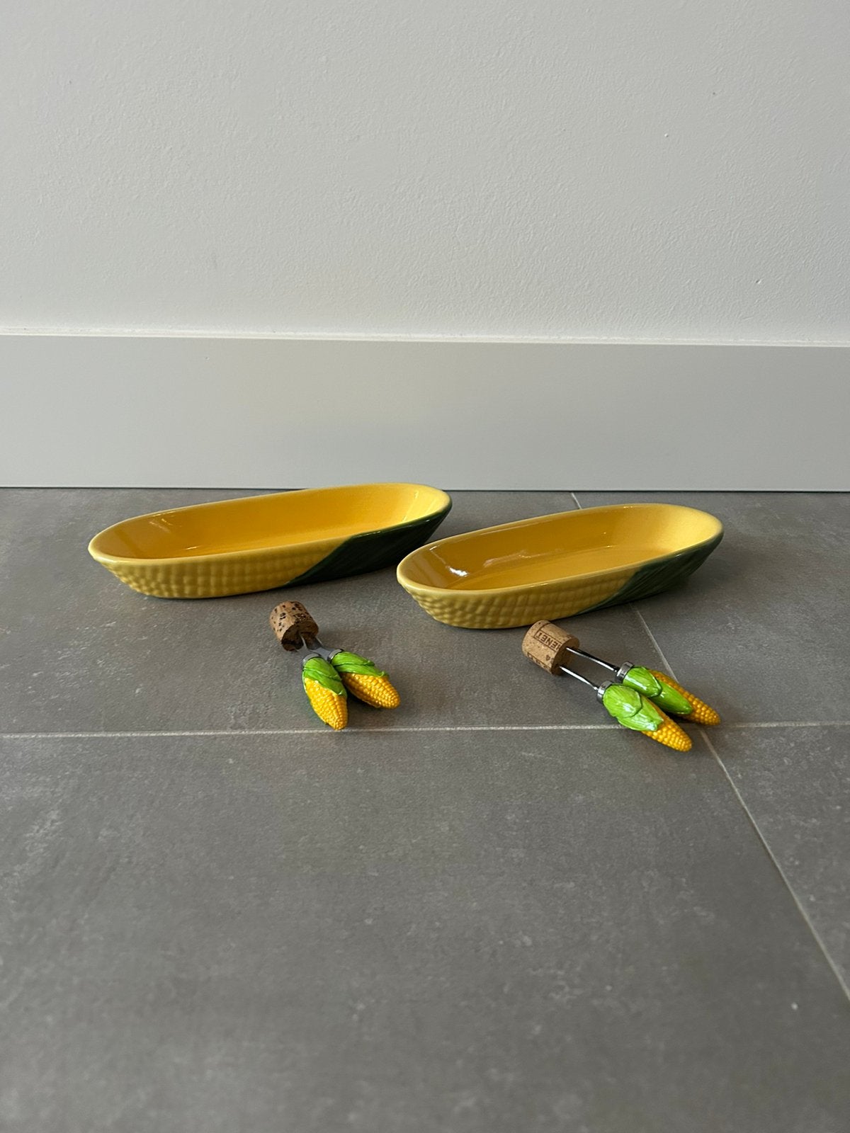 Twee mooie schaaltjes voor maïskolf plus prikkers te koop, Ophalen of Verzenden, Zo goed als nieuw, Overige materialen