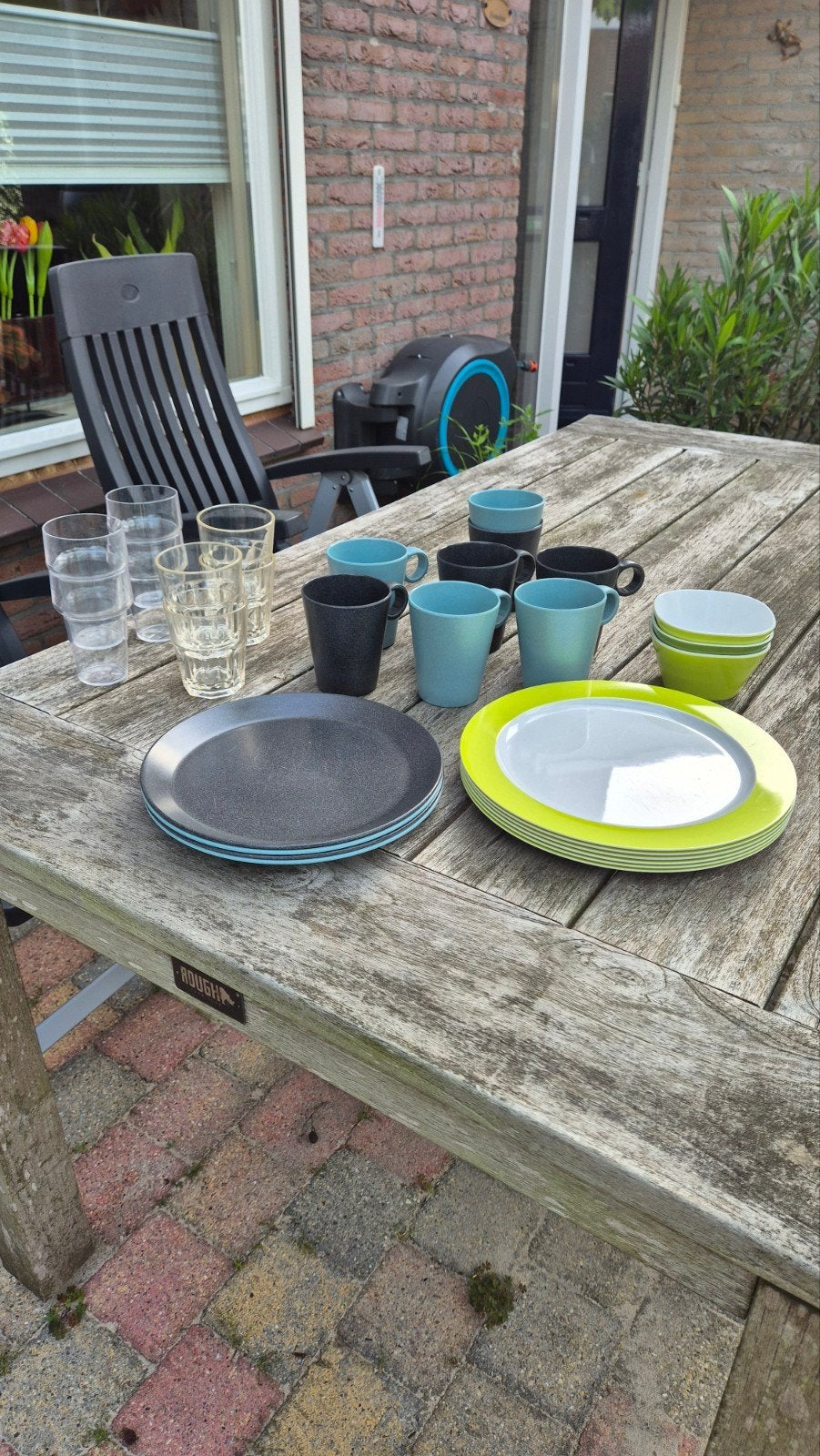 Servies set:Mepal borden, mokken en glazen, Caravans en Kamperen, Ophalen of Verzenden, Gebruikt