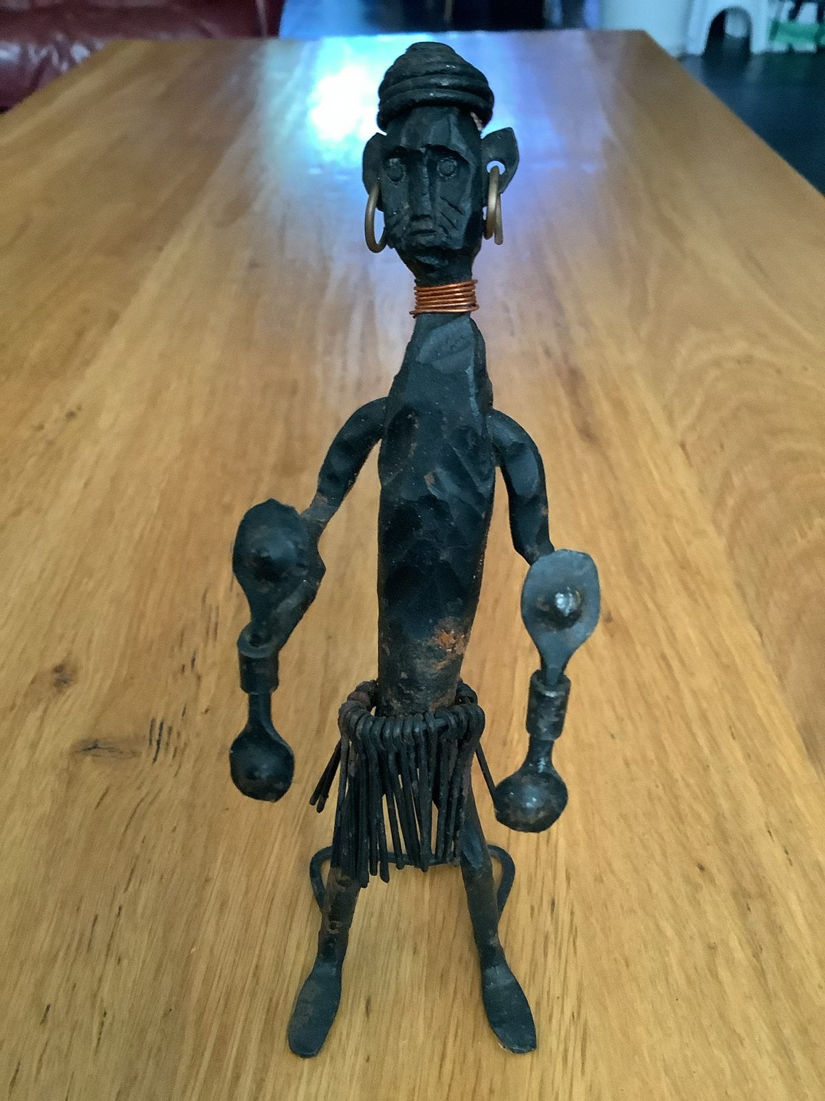 Vintage Afrikaans beeldje van muzikant, Afrika, Handgemaakt, Metaal, Beeld