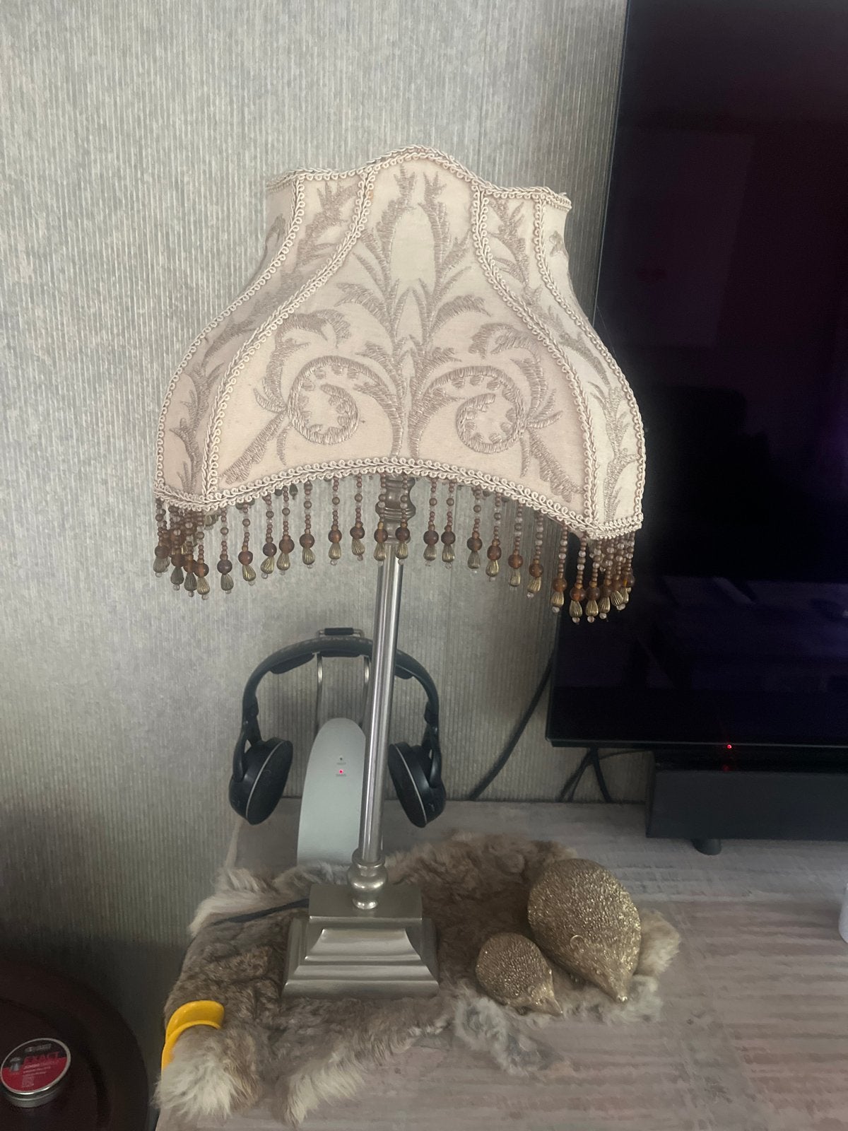 Elegante tafellamp met kralen en geborduurd patroon