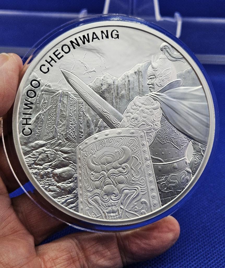 (7717) SOUTH KOREA: CHIWOO CHEONWANG 2020 TEN OUNCE, Postzegels en Munten, Ophalen of Verzenden, Centraal-Azië, Losse munt, Zilver